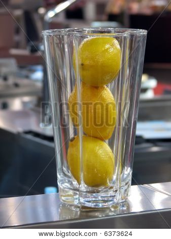 limone nel bicchiere