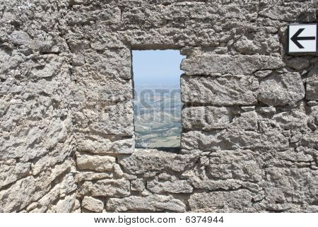 Fenster in der Wand des Schlosses