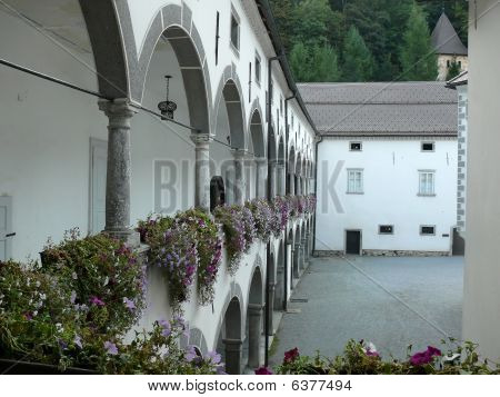 Terrasse mit Bögen.