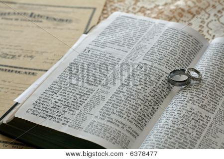 Otevřené Bible s snubní prsteny