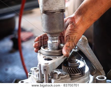 Operator Repair Gear Box