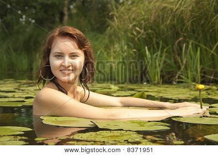 nude Girl posing gegen river