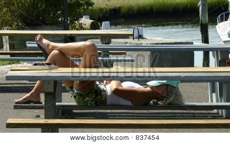 Pige hviler på bench2
