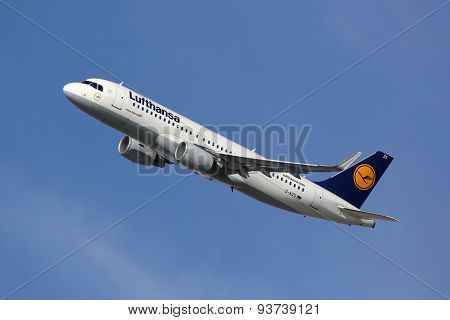 Lufthansa Airbus A320 Airplane