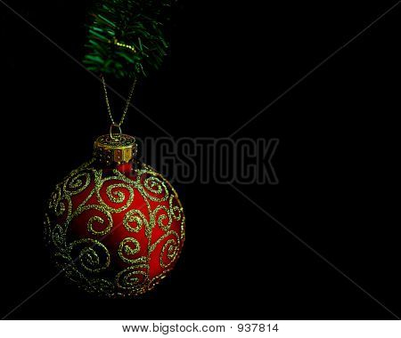 Červená Chritmas míč s zlatým zdobením