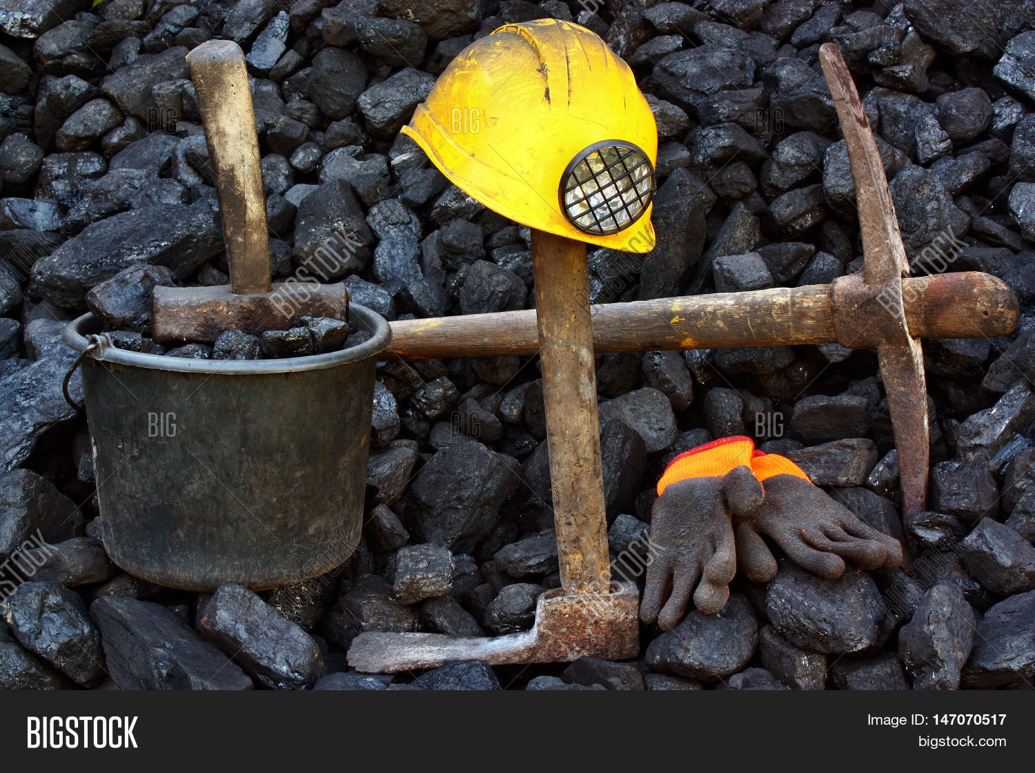 инструменты добычи. старинные инструменты для добычи золота. кирка остроконечная (кайло). древний молоток египтян. кирка для добычи золота.