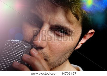 Junge Mann singen über dunklem Hintergrund