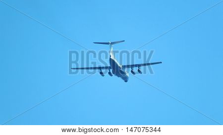 Photo airplane coming in to land a summer day. 