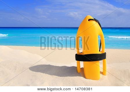 Baywatch záchranné bóje žlutá na tropické pláži