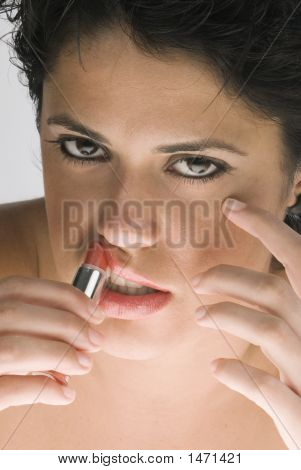 cute brunette avec rouge à lèvres