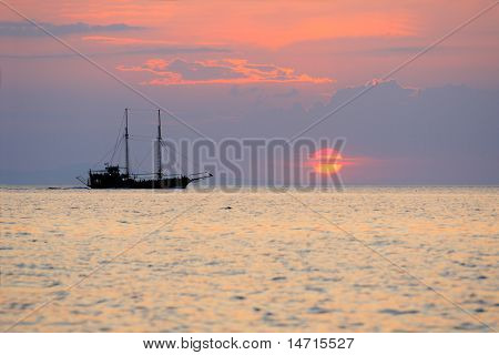 Sejlbåd ved solnedgang over havet i Neos Marmaras Grækenland