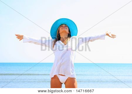 美しいラテン系の女性でギリシャの海