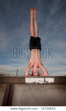 Ung mand i Yoga stilling