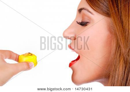 Donna attraente con una torta