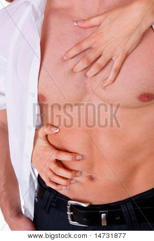 女人的手上性感肌肉男人的躯干