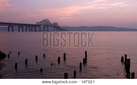 Pôr do sol e a ponte
