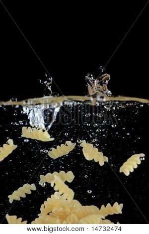 pasta de alimentos saludables, chapoteando en el agua