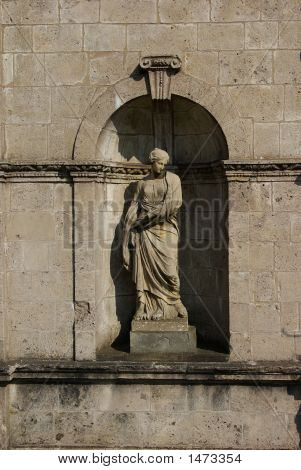 Statue en pierre dans l'alcôve femelle