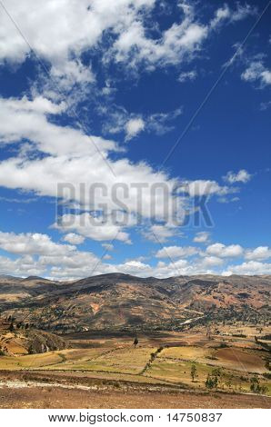 ภูมิทัศน์ที่มีสีสันใน Cajamarca ในอังเดสทางตอนเหนือของเปรู