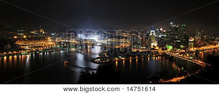 Acende-se na cidade de Pittsburgh na noite com estádio