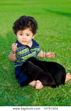 menino bonito, brincando com cachorro chow preto pequeno
