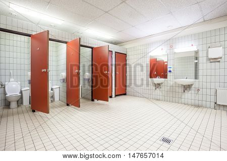 In an public building are womans toilets whit sinks