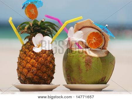 Tropische cocktails op het strand