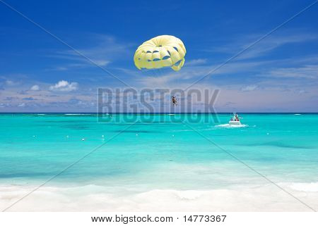 Bellissima spiaggia caraibica in Repubblica Dominicana. Persone irriconoscibili.