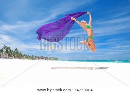 Kvinde med sarong på caribisk strand