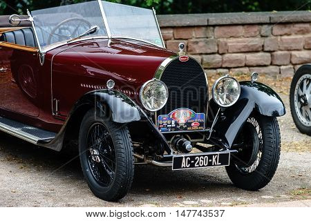 Editorial,16 September 2016: France: Xxxiii Festival Enthousiastes Bugatti In Molsheim. Elegant Retr