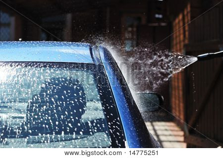 Lavagem no ar aberto do carro azul