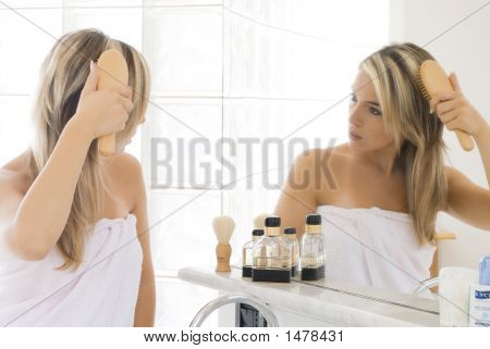 Blonde dans la salle de bain