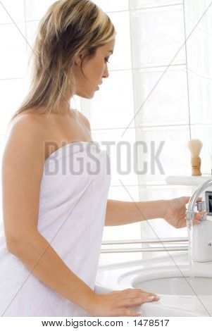 Blonde dans la salle de bain