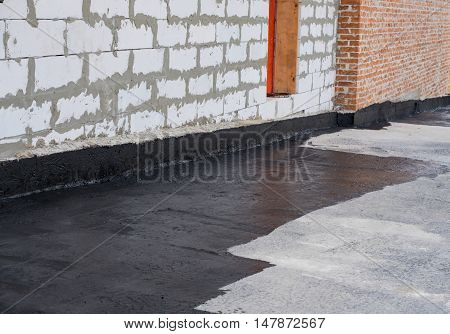 priming concrete screed and brick wall bitumen primer
