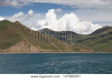 Yamdrok Lake (also known as Yamdrok Yumtso.The largest lake in southern Tibet