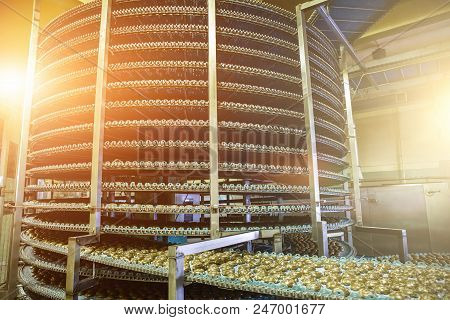 Big Industrial Automated Round Conveyor Line Or Belt Machine In Bakery Or Confectionery Food Factory