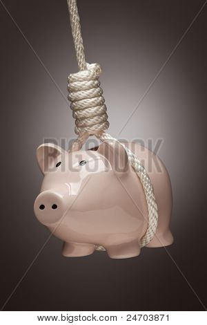 Prasátko visí ve oprátka na místě osvětlené pozadí.