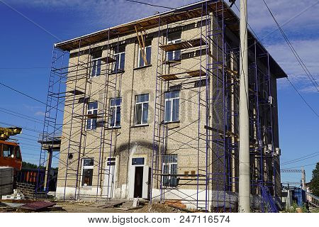 In The Old Building Is Under Repair, Construction Work On A Multi-storey Building