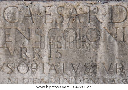 Scritte sulla pietra grigia