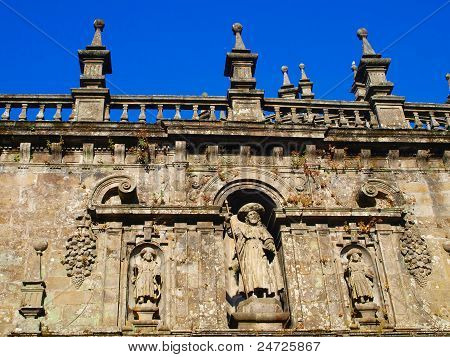 Uittreksel uit de muur boven de ingang naar de kathedraal In Santiago De Compostela