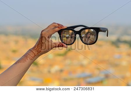 Wowan Hand Holding Sunglasses