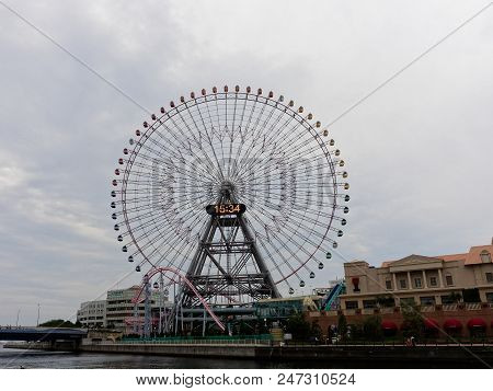 Yokohama, Japan - September 27, 2017 : Cosmo Clock 21, A Giant Ferris Wheel At The Cosmo World Amuse