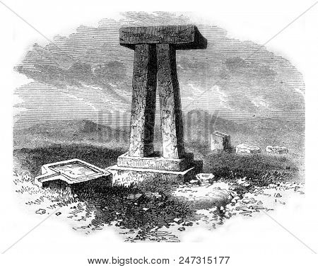 Monument in the desert, near Djebel-Gharyan, vintage engraved illustration. Magasin Pittoresque 1858.