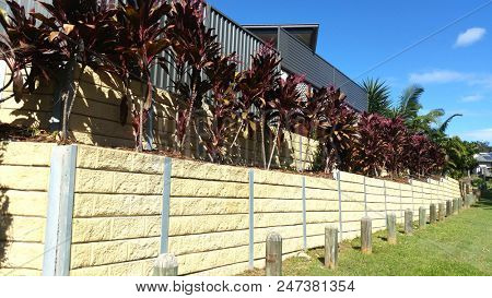 Suburban Retaining Wall, sandstone wall, modern contemporary retaining wall