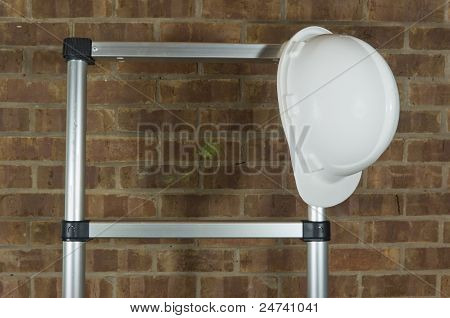 Casco blanco en escaleras