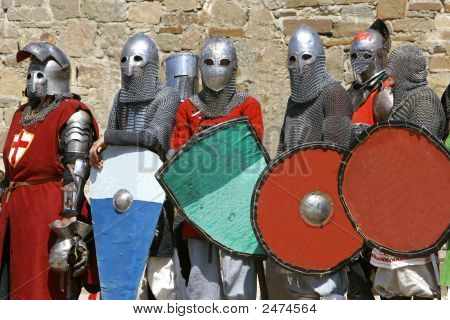 Vários cavaleiros na pedra da parede plano de fundo