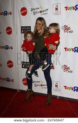Santa Monica, ca Okt 29: Brooke Mueller, Söhne bob und max auf der 18. ' träumen Halloween-Los