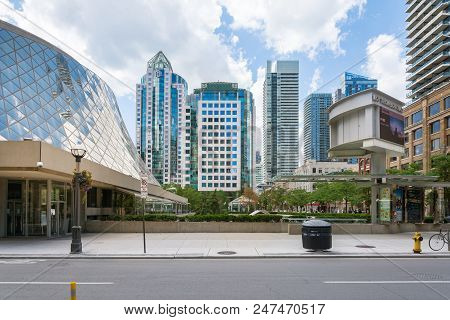Toronto,canada-august 3,2015:urban View Of Toronto During A Sunny Day From One Of The Central Street