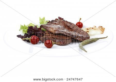 肉料理： 2 つのグリル ステーキ唐辛子と赤ピーマン、緑レタス サラダ、分離料理 ov