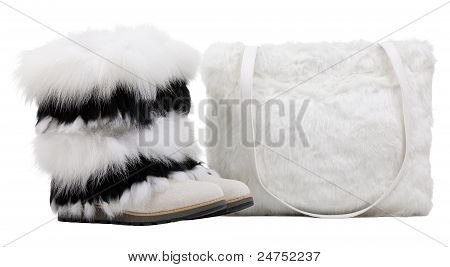 Ženy kožešinové boty a srst shoulder bag nad bílá